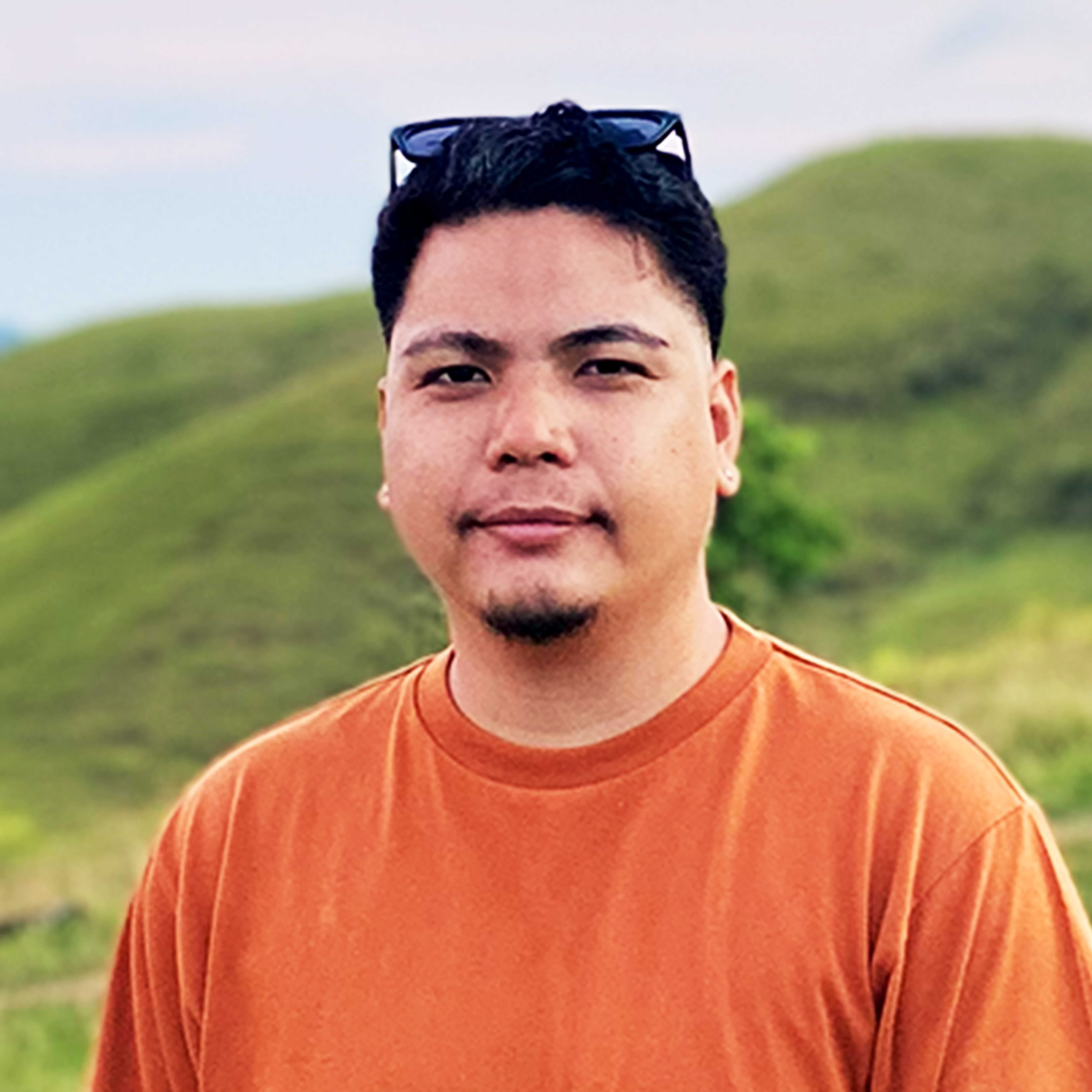 Jhoel G.