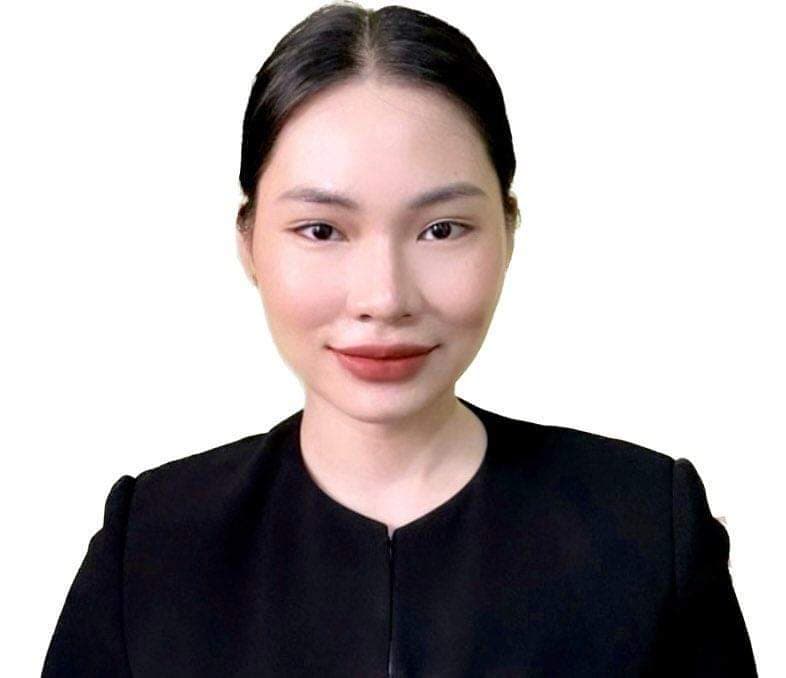 Elisse B.