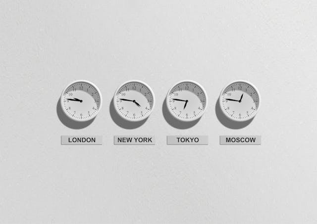 4 clocks showing the time for London, New York, Tokyo and Moscow
